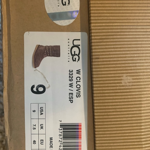 UGG Clovis Boot - Picture 6 of 9